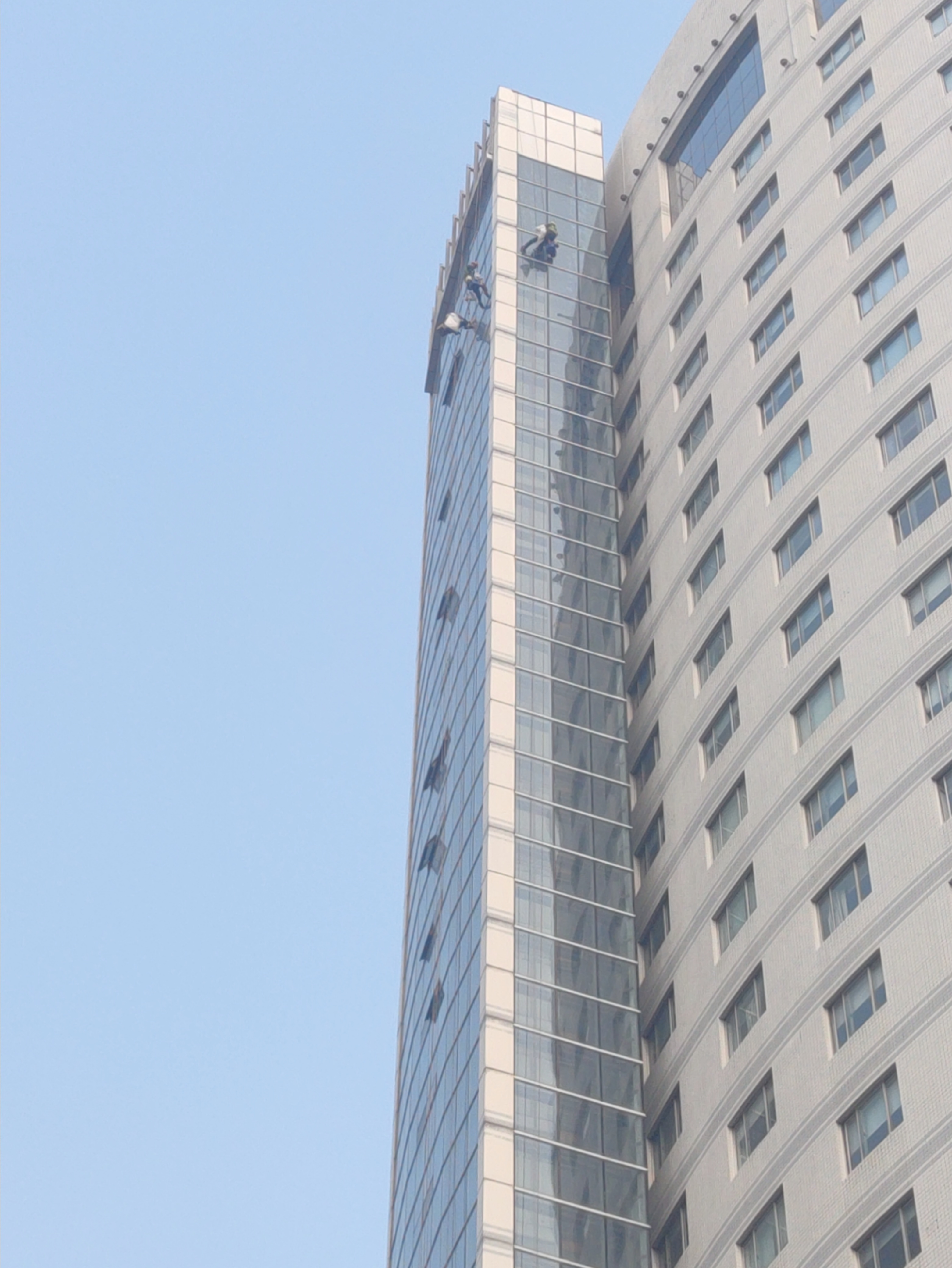 郑大一附院1号楼电梯井幕墙全貌