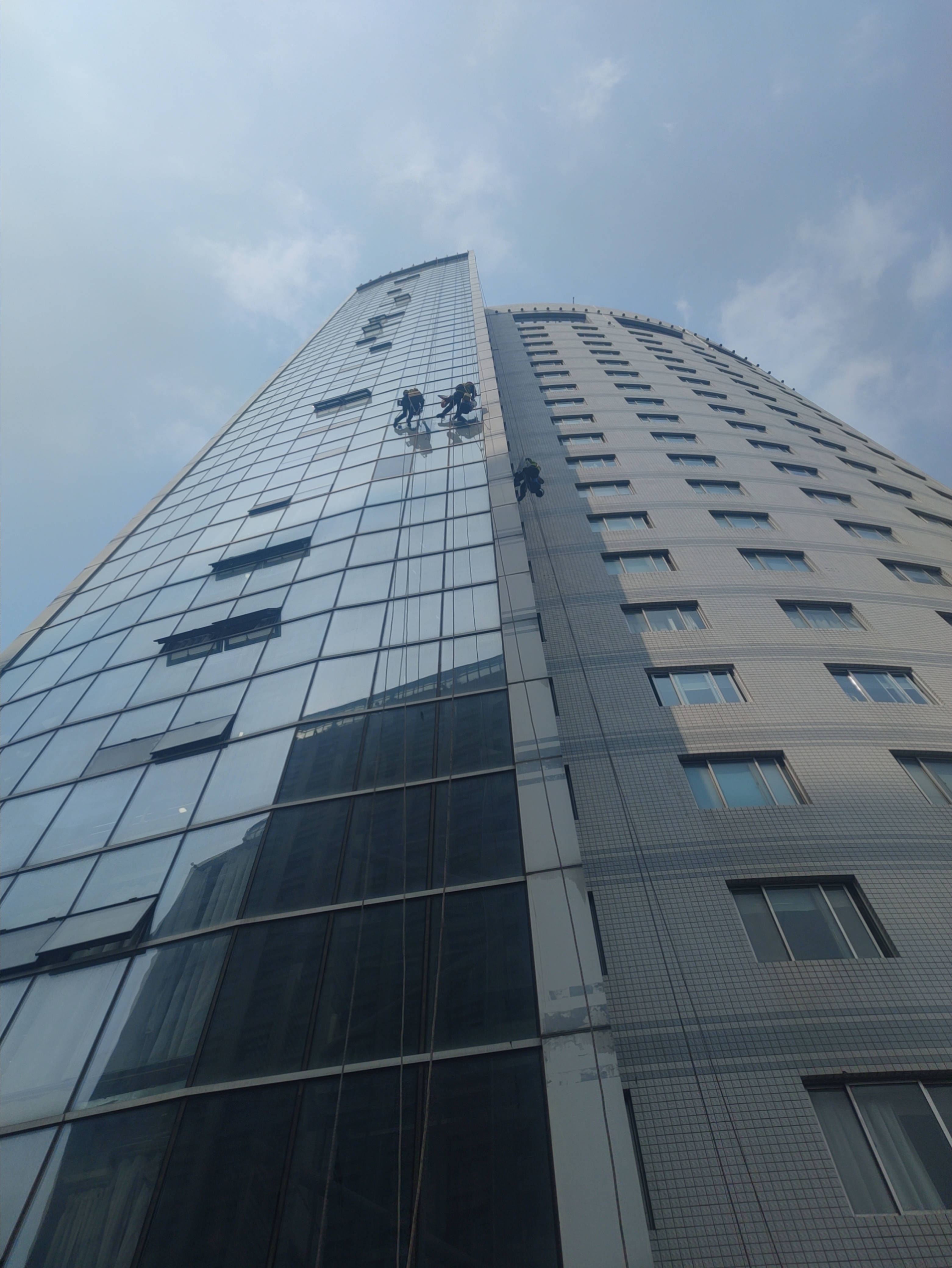 低角度仰拍——幕墙整体规模